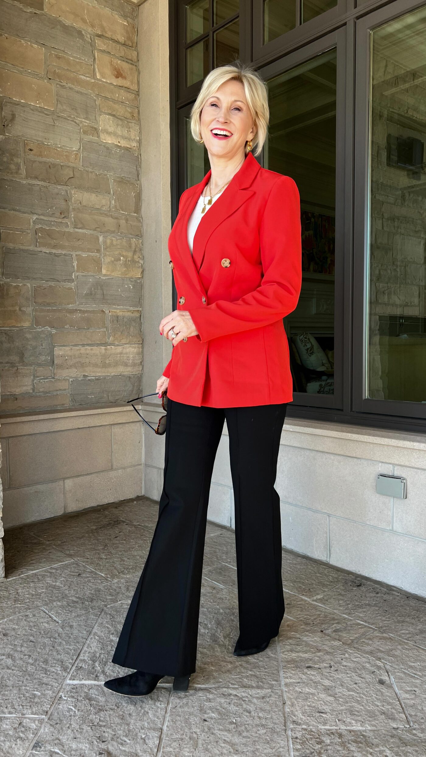 GOOD POSTURE MAKES YOU LOOK SLIMMER