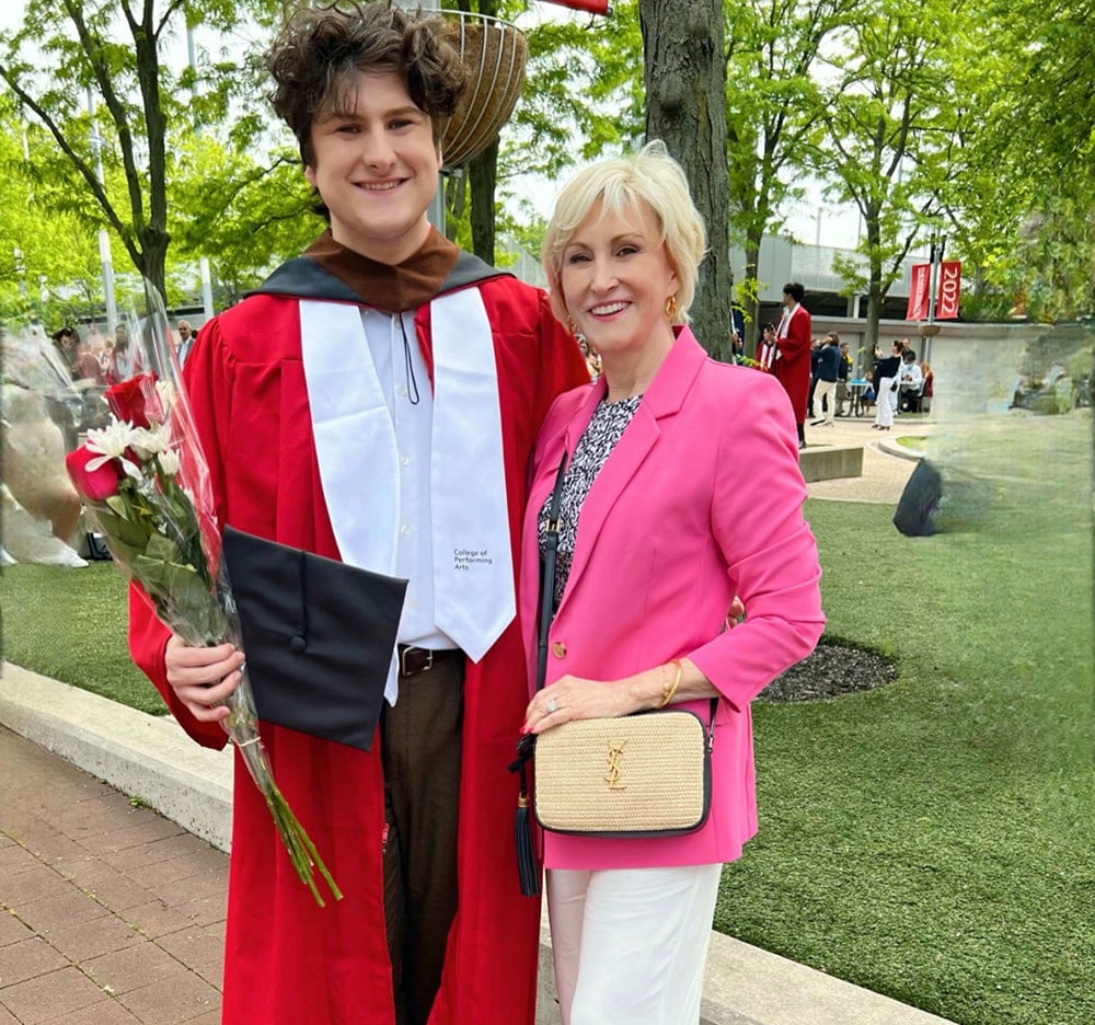 Graduation Ceremony What to Wear to a Graduation Ceremony: Outfit Ideas for Mothers