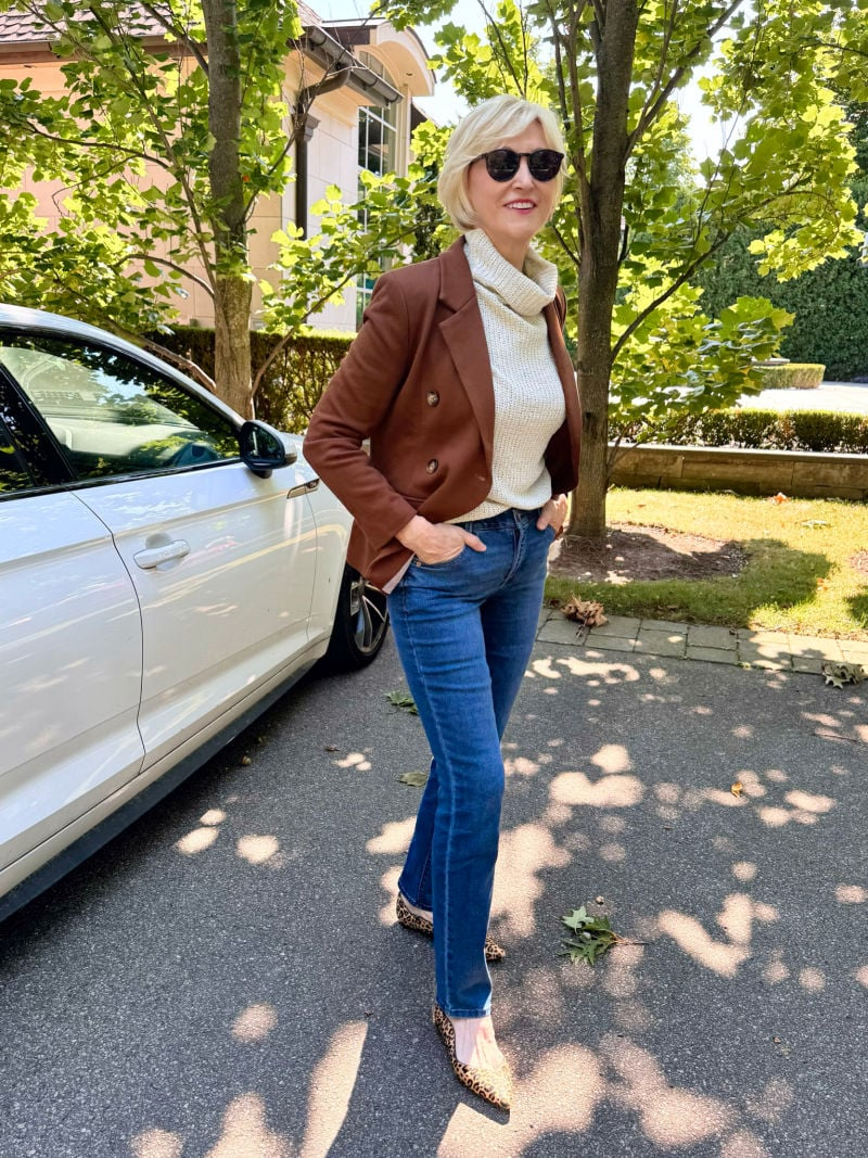 HOW TO WEAR A SWEATER UNDER A JAKCET