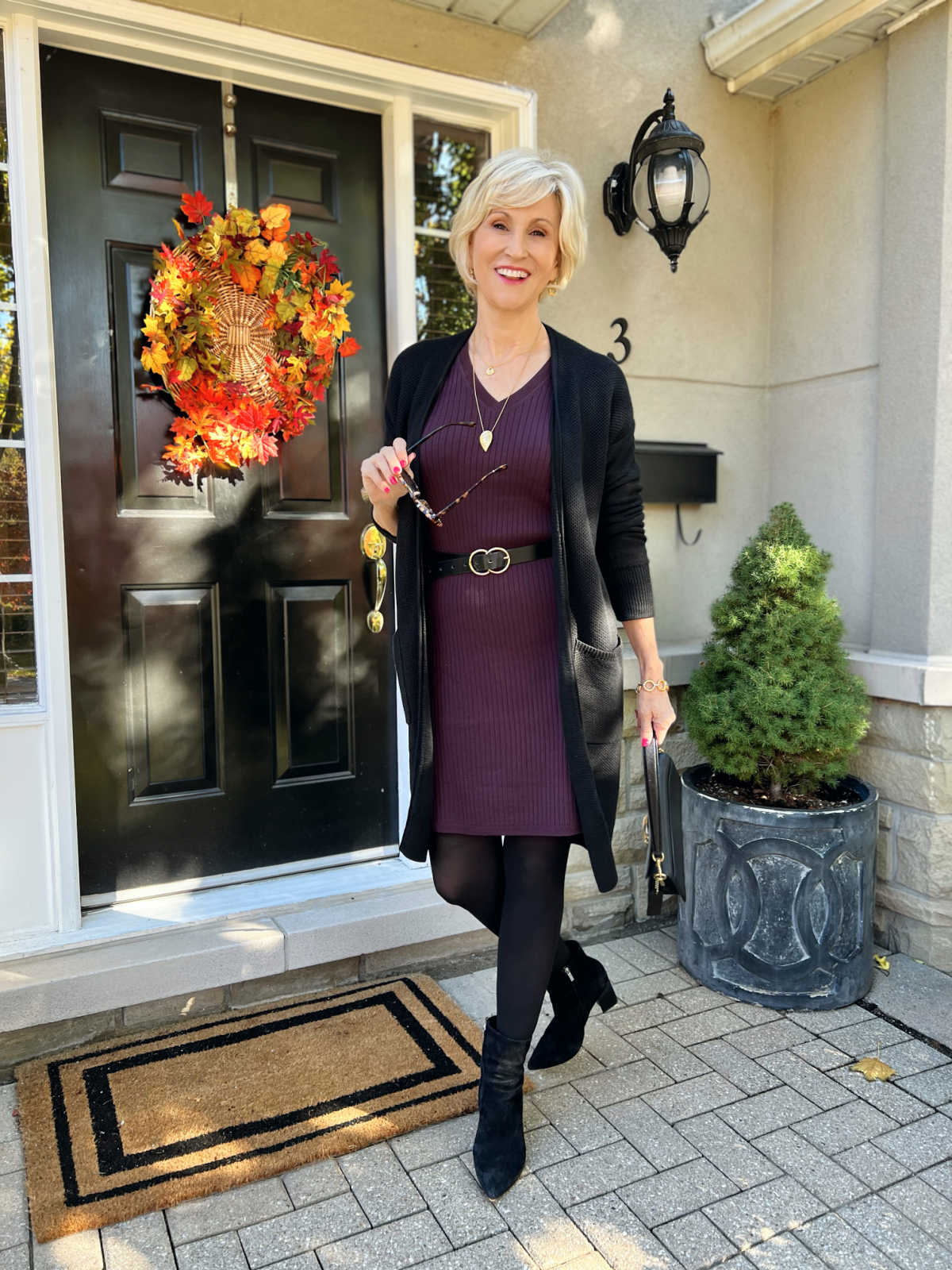 HOW TO SHOW OFF YOUR WAISTLINE WHEN LAYERING SWEATERS AND JACKETS FOR A FLATTERING FIGURE WOMEN OVER 40